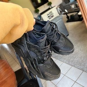 Black nike huaraches